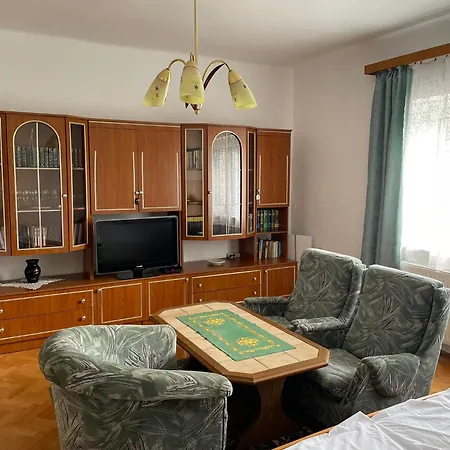 Elvira Vendeghaz Apartmán *